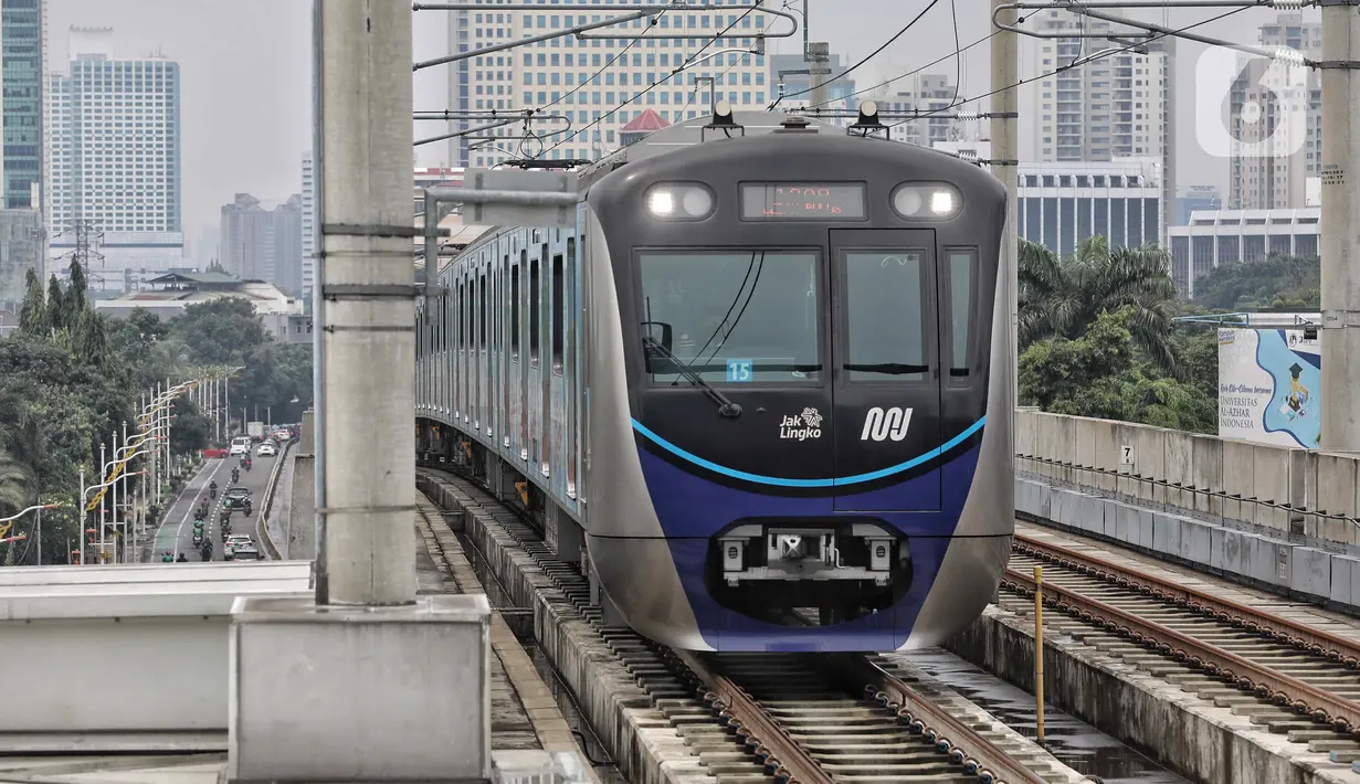 <p>Rangkaian kereta MRT melintas menuju stasiun di Jakarta, Kamis (20/10/2022). Selama 2022, perseroan menargetkan volume penumpan bisa mencapai rata-rata harian menyentuh 40.000 orang per hari. (Liputan6.com/Angga Yuniar)</p>
