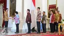 Presiden Jokowi (tengah) menyambut kedatangan Pansel Calon Anggota Komisi Yudisial, Jakarta, Rabu (3/9/2015). Kedatangan mereka terkait hasil seleksi calon anggota KY (Liputan6.com/Faizal Fanani)