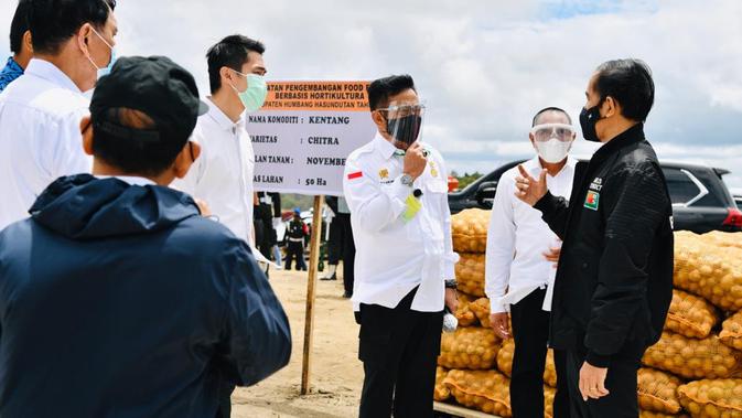 Presiden Joko Widodo (Jokowi) didampingi Mentan Syahrul Yasin Limpo meninjau kawasan pengembangan Food Estate atau lumbung pangan baru di Kabupaten Humbang Hasundutan (Humbahas). Dok Kementan