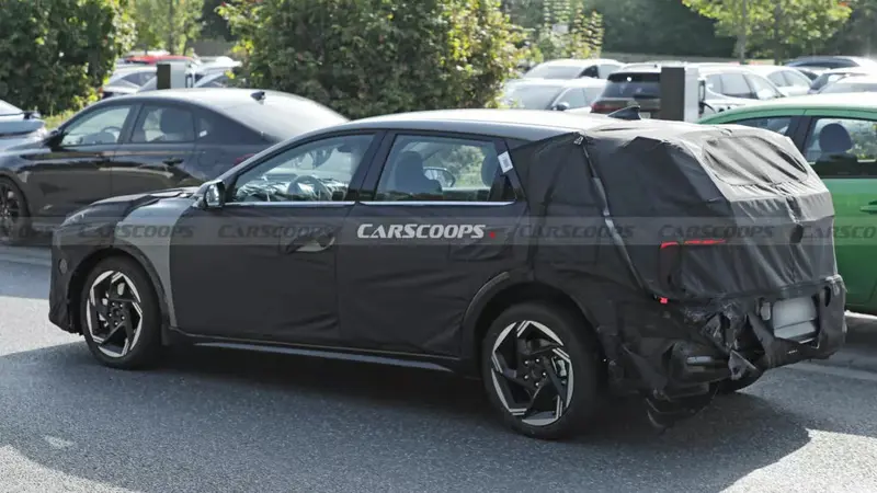 Waduh, Prototipe Kia K4 Hatchback Terlibat Kecelakaan di Eropa