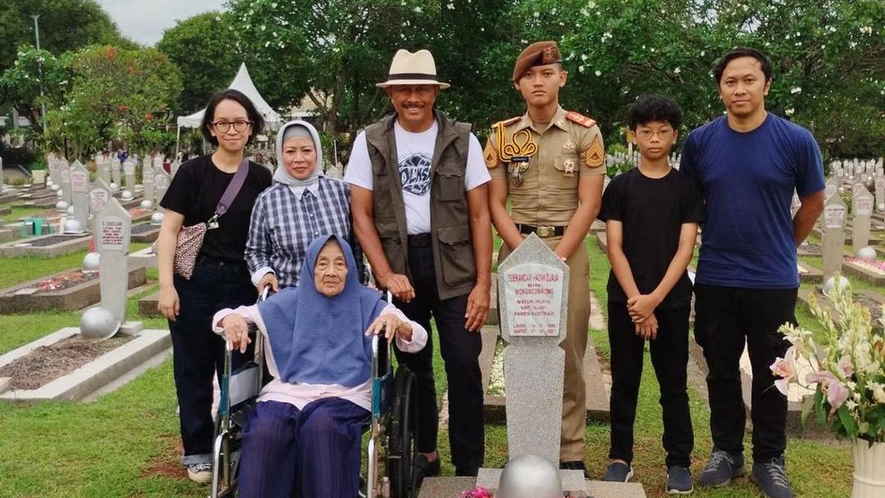 Nanan melakukan ziarah ke makam sang ayah, mendiang Mayor (Purn) Soekandar Hadiwidjaja.