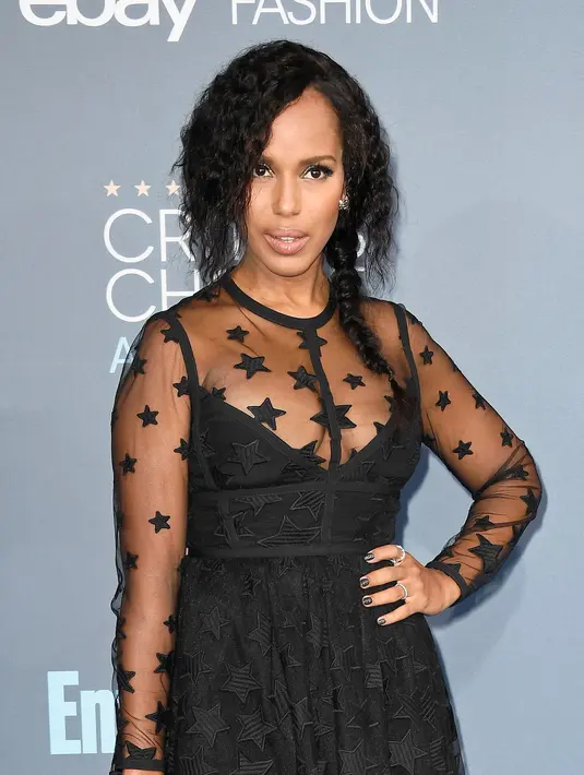 Bintang serial 'Scandal', Kerry Washington memilih mini dress hitam bertaburan motif bintang pada "The 22nd Annual Critics' Choice Awards" di California, Minggu (11/12). Kerry tampil memukau dengan gaun Elie Saab itu. (Frazer Harrison/Getty Images/AFP)