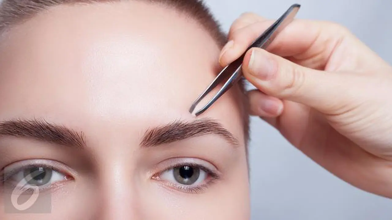 Alis dirias sedemikian rupa hingga menjadi karya seni menakjubkan belakangan ini dilakukan oleh beberapa beauty blogger.