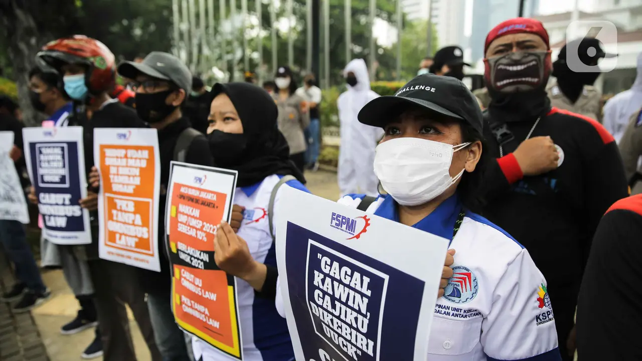 Aksi Buruh Geruduk Balai Kota Jakarta