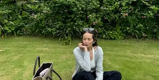 Liburan ke Bali selalu jadi momen yang pas untuk tampil santai namun tetap stylish, dan itulah yang ditunjukkan oleh Enzy Storia. [@enzystoria].