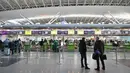 Pelancong menunggu di konter check-in sebelum penerbangan mereka di bandara Boryspil, luar Kiev, 13 Februari 2022. Ukraina berjanji menjaga wilayah udaranya terbuka untuk perjalanan internasional setelah negara Barat memperingatkan pasukan Rusia dapat menyerang kapan saja. (Sergei Supinsky/AFP)