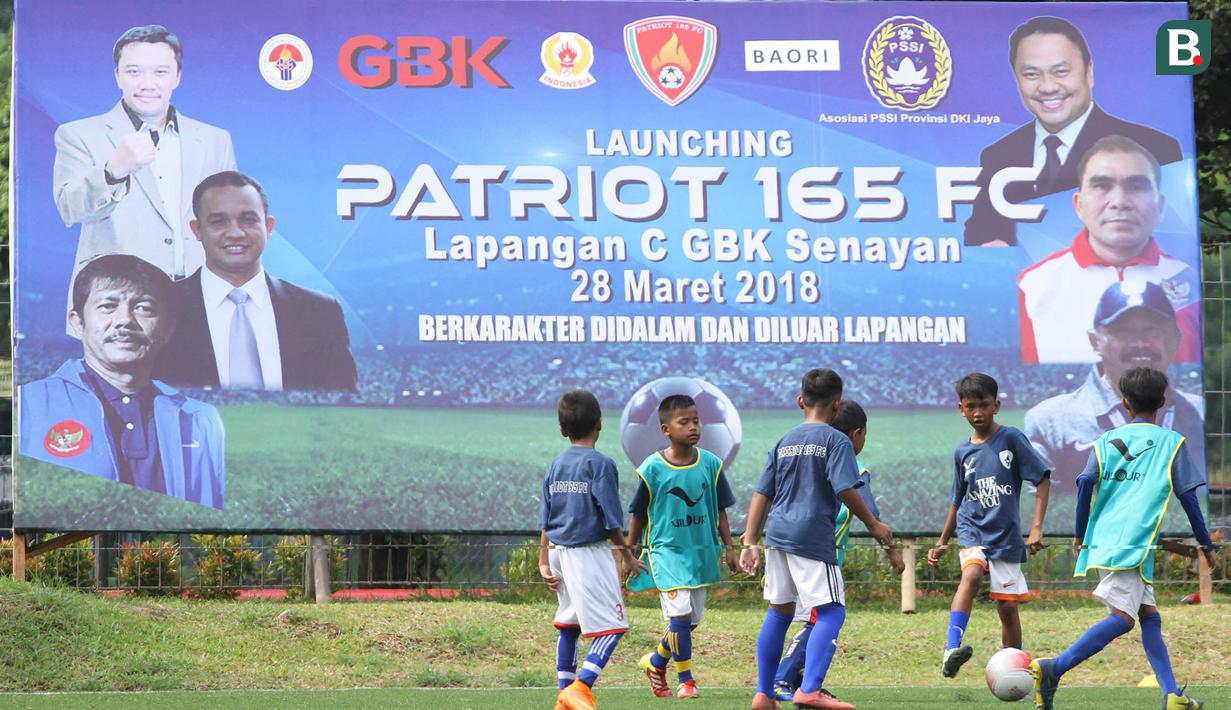 Sejumlah anak tampak antusias mengolah bola mengikuti coaching clinic di Lapangan ABC Senayan, Jakarta, Rabu (28/3/2018). Acara ini dalam rangkaian peluncuran Patriot 165 FC. (Bola.com/Asprilla Dwi Adha)