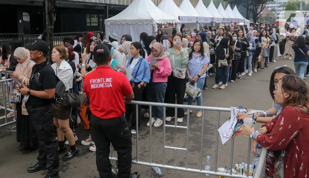 Mereka rela antri panjang untuk bisa masuk ke dalam Tennis Indoor Kompleks Gelora Bung Karno, Jakarta untuk berjumpa idolanya. (Liputan6.com/Herman Zakharia)