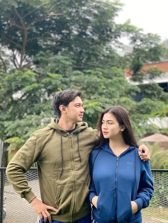 Calon bapak yang satu ini mengakui bahwa di usia yang semakin matang, tentu ingin dirinya menjadi lebih baik lagi. Untuk itu ia berharap bisa semakin mendekatkan diri dengan Tuhan. (Instagram/hitocaesar)