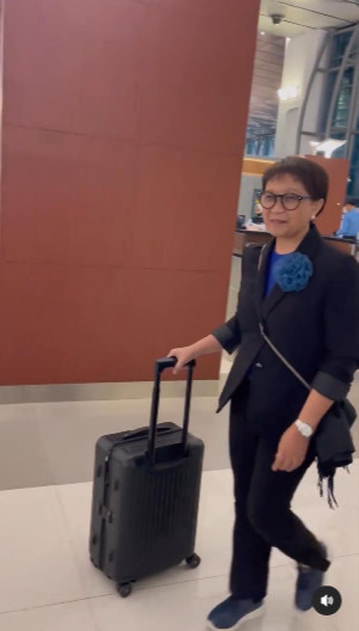 Paspor Merah Retno Marsudi Saat Terbang ke New York Hadiri Pertemuan Air PBB