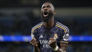 Selebrasi kemenangan bek Real Madrid, Antonio Rudiger setelah mengalahkan Manchester City 4-3 melalui adu tendangan penalti pada laga leg kedua perempatfinal Liga Champions 2023/2024 di Etihad Stadium, Manchester, Rabu (18/4/2024). (AP Photo/Dave Shopland)