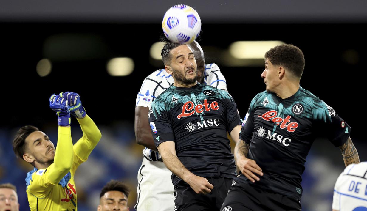 Bek Napoli, Konstantinos Manolas (tengah) berduel udara dengan striker Inter Milan, Romelu Lukaku dalam laga lanjutan Liga Italia 2020/2021 pekan ke-31 di Diego Armando Maradona Stadium, Minggu (18/4/2021). Napoli bermain imbang 1-1 dengan Inter. (LaPresse via AP/Alessandro Garofalo)