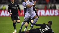 Pemain Barcelona Ferran Torres mencetak gol pembuka timnya pada pertandingan sepak bola leg pertama perempat final Liga Europa antara Eintracht Frankfurt dan Barcelona di Commerzbank Arena di Frankfurt, Jerman, Kamis, 7 April 2022. (AP Photo/Michael Probs