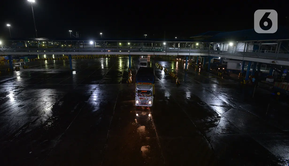 Sejumlah truk yang akan menyeberang terlihat di Pelabuhan Merak, Banten, Selasa (19/5/2020). Memasuki H-6 Lebaran, arus penyeberangan penumpang maupun kendaraan terpantau masih sepi. (merdeka.com/Imam Buhori)