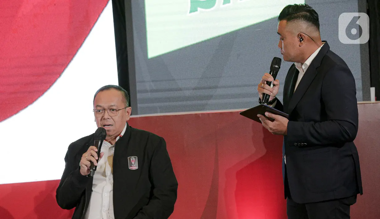 Plt Direktur Utama PT LIB Sudjarno (kiri) menyampaikan sambutan pada acara launching Piala Presiden 2022 di SCTV Tower, Senayan City, Jakarta, Senin (6/6/2022). Sebanyak 18 klub Liga 1 bakal ikut serta dalam kejuaraan Piala Presiden 2022 dan berlangsung di empat kota selama fase grup. (Liputan6.com/Faizal Fanani)