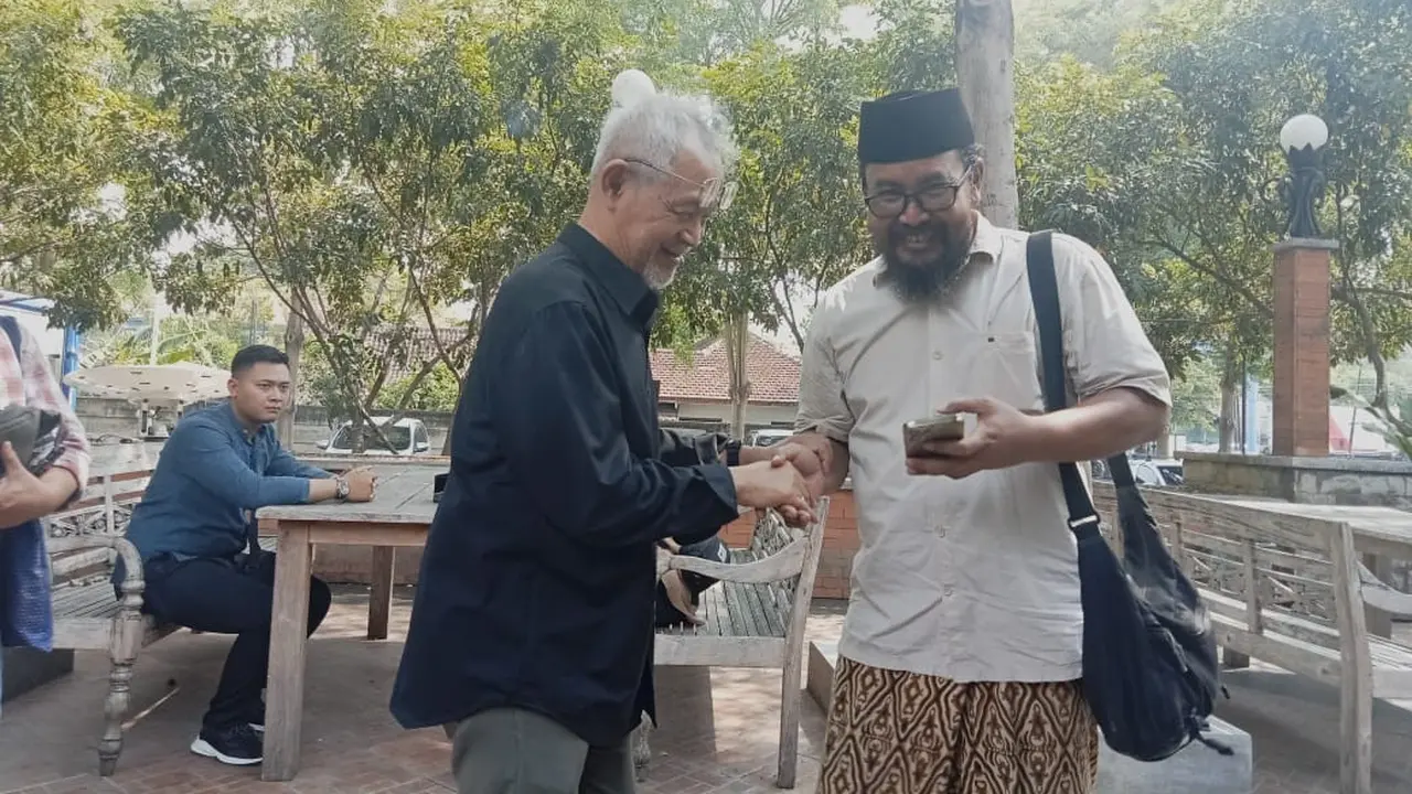 Goenawan Mohamad dan Gus Wahyu menantu Gus Mus di Ponpes Rodlotut Thalibin, Leteh, Rembang. (Foto: Liputan6.com/Ahmad Adirin)