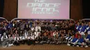 Sejumlah Dance Crew beserta juri dan mentor saat berpose usai jumpa pres The Dance Icon Indonesia 2 di SCTV Tower, Jakarta, Rabu (2/3/2016). Sebanyak 16 Dance Crew akan kembali bersaing di The Dance Icon Indonesia 2. (Liputan6.com/Herman Zakharia)