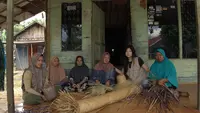 Alexandra Christy Untono bersama perajin purun. Credit: Gaia Weave