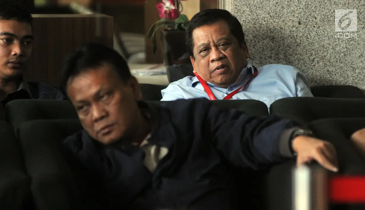 Anggota DPR Komisi X fraksi Demokrat, Djoko Udjianto berada di ruang tunggu untuk pemeriksaan di Gedung KPK, Jakarta, Rabu (13/2). Djoko Udjianto diperiksa sebagai saksi dengan tersangka Wakil Ketua DPR nonaktif Taufik Kurniawan. (Merdeka.com/Dwi Narwoko)
