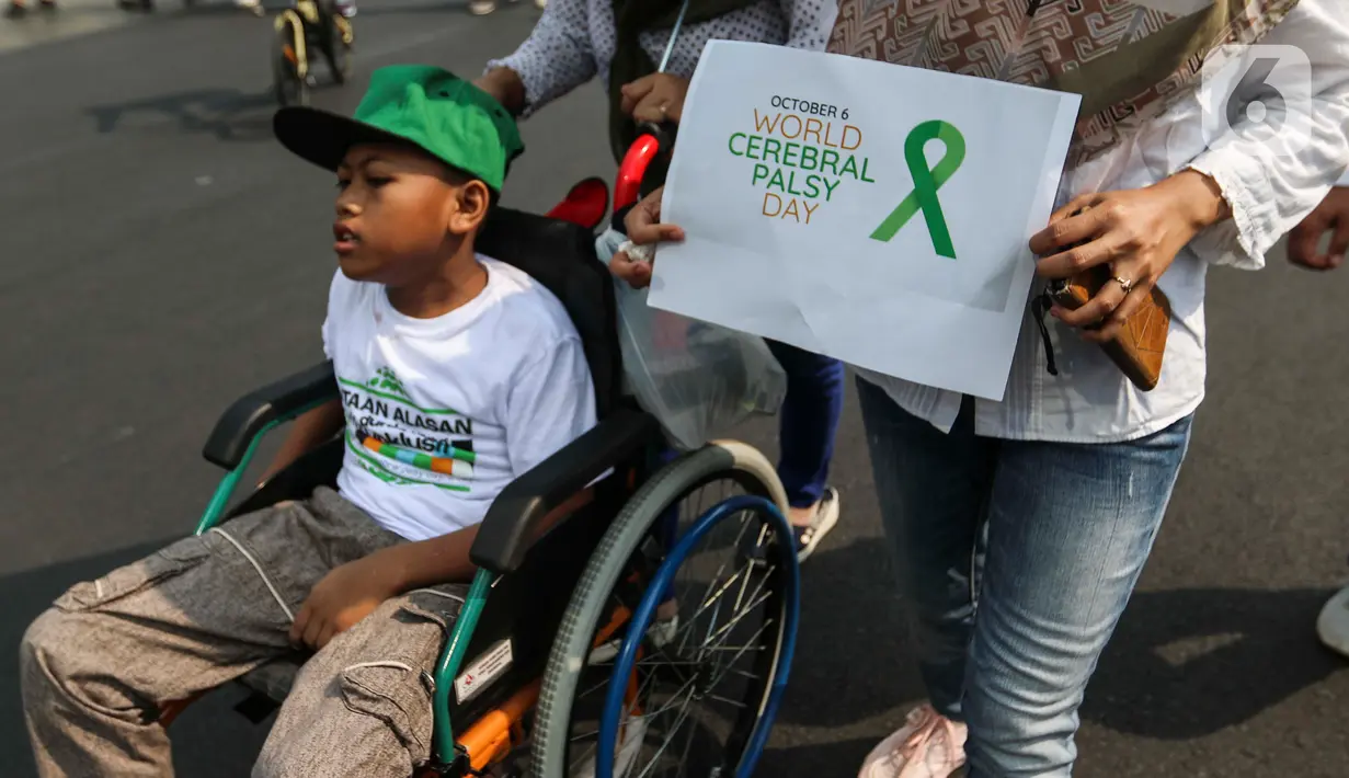 Orangtua bersama anak-anak pengidap Celebral Palsy mengikuti kampanye peringatan World Cerebral Palsy Day atau Hari Cerebral Palsy Sedunia di area car free day, Kawasan Thamrin, Jakarta, Minggu (8/10/2023). (Liputan6.com/Angga Yuniar)