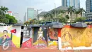 Mahasiswa Universitas Trisaksi saat menggelar lukisan mural untuk memperingati 'Tragedi Trisakti 12 Mei 1998' di bunderan patung kuda, Jakarta, Kamis (12/5). Aksi ini bertujuan untuk memperingati tragedi trisakti 12 Mei 98. (Liputan6.com/Yoppy Renato)