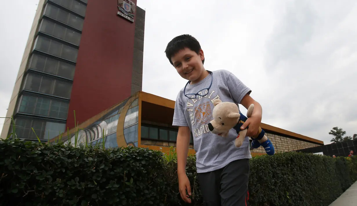 Carlos Santamaria Diaz (12) berpose untuk fotografer pada acara pers di Universitas Otonomi Nasional Meksiko di Mexico City, 3 Agustus 2018. Carlos menjadi satu-satunya mahasiswa termuda yang diterima di salah satu universitas terkemuka. (AP/Marco Ugarte)