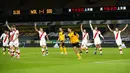 Para pemain Southampton bereaksi ketika gol pemain Wolverhampton Wanderers Raul Jimenez (tengah) dianulir pada pertandingan Liga Primer Inggris di Molineux Stadium, Wolverhampton, Inggris, Senin (23/11/2020). Pertandingan berakhir 1-1. (Andrew Boyers, Pool via AP)