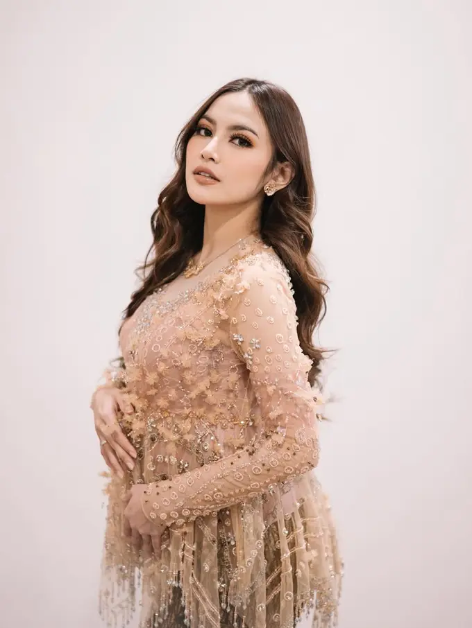 Potret Detail Kebaya Mewah Mahalini di Momen Tasyakuran 7 Bulan Kehamilan, Elegan dengan Warna Soft Mocca