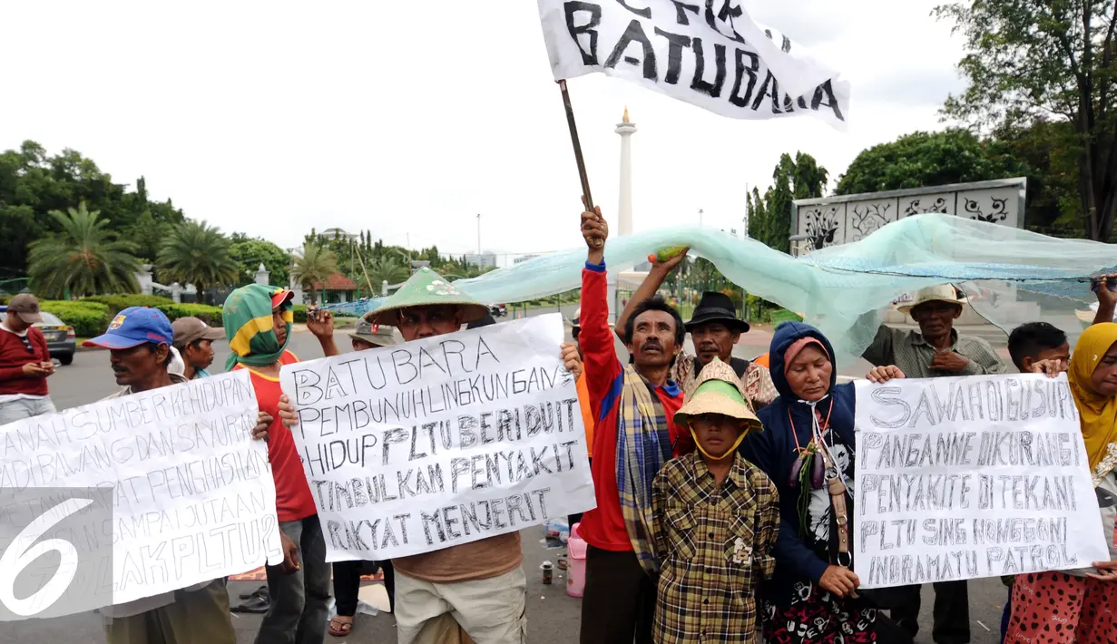 Beberapa warga mengangkat tulisan saat melakukan unjuk rasa di depan Istana Negara, Jakarta, Senin (17/1). Dalam aksinya, mereka menolak pembangunan mega proyek Pembangkit Listrik Tenaga Uap (PLTU) di Cirebon. (Liputan6.com/Helmi Fithriansyah)
