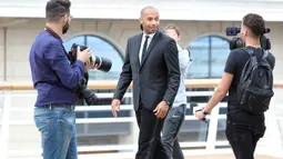 Legenda Prancis, Thierry Henry, saat akan diperkenalkan sebagai pelatih baru AS Monaco di Monaco, Rabu (17/10). Dirinya menggantikan posisi yang ditinggalkan Leonardo Jardim. (AFP/Valery Hache)