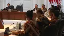 Presiden Joko Widodo memimpin rapat terbatas di Kantor Presiden, Jakarta, Rabu (7/11). Rapat diikuti Menko Perekonomian, Menko Pembangunan Manusia dan Kebudayaan, Mendagri, Mensesneg, Seskab, Panglima TNI, dan Wakil Kapolri. (Liputan6.com/Angga Yuniar)