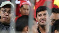 Pelatih Persebaya, Alfredo Vera, saat menonton laga Timnas Indonesia U-19. (Bola.com/Aditya Wany)