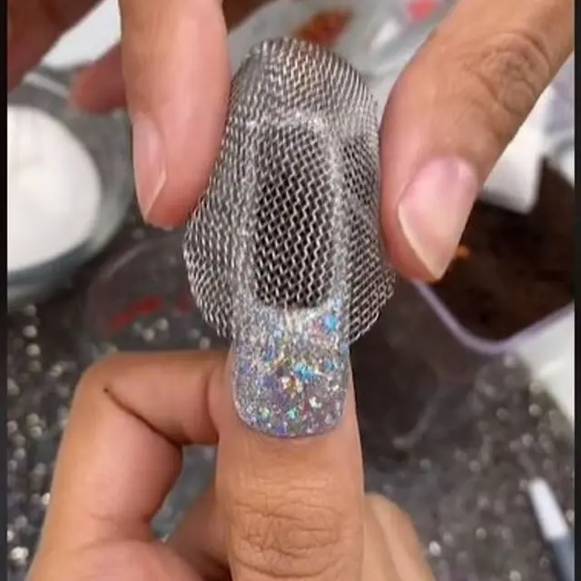 Viral Aksi Unik Wanita Bikin Kuku Jadi Saringan Teh