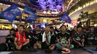 Suasana kemeriahan saat acara nonton bareng di Lippo Mall Kemang, Jakarta, Sabtu (9/2). Pada nobar itu PSG menang 1-0 atas Bordeaux. (Bola.com/Yoppy Renato)