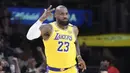 Pebasket Los Angeles Lakers, LeBron James melakukan selebrasi setelah mencetak three poin dalam laga lanjutan NBA melawan New Orleans Pelicans di Crypto Arena, Los Angeles, Rabu (05/03/2025) pagi WIB. (AP Photo/Jae C. Hong)