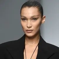 Model Bella Hadid mengenakan membawakan koleksi Spring 2020 dari Mugler dalam gelaran Paris Fashion Week, Rabu (25/9/2019). Bella Hadid menonjolkan bentuk alis serta matanya yang dirias ala smokey eye, dengan sapuan warna emas pada bibirnya. (Christophe ARCHAMBAULT / AFP)