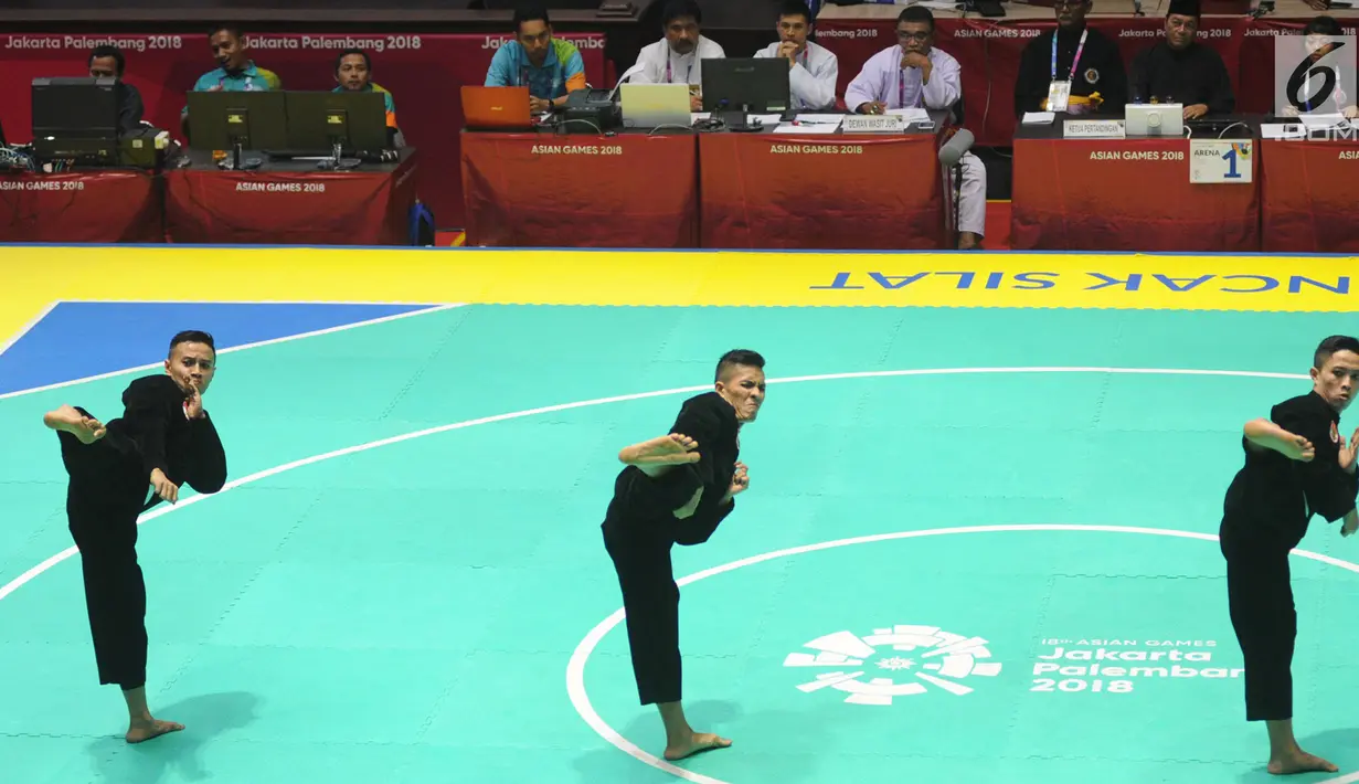 Nunu Nugraha, Asep Yuldan Sani, dan Anggi Faisal Mubarok tampil dalam babak final pencak silat beregu putra Asian Games 2018 di TMII, Jakarta, Senin (27/8). Pencak silat beregu putra menyumbang emas ke-15 untuk Indonesia. (Merdeka.com/Arie Basuki)