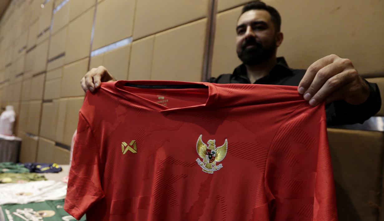 Kolektor jersey Timnas, Jack Tekani, saat peluncuran Warrix Indonesia di Hotel Santika, Jakarta, Kamis, (6/2/2020). Apparel asal Thailand ini resmi masuk pasar Indonesia. (Bola.com/M Iqbal Ichsan)
