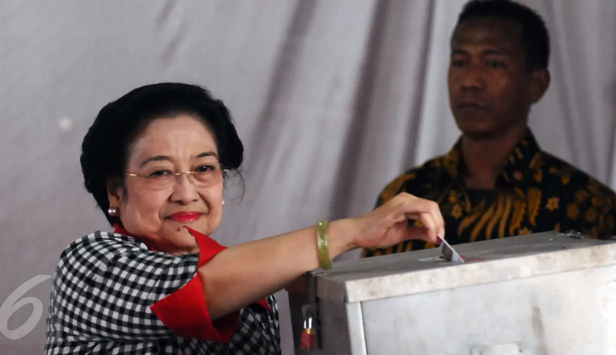 Presiden ke-5 RI yang juga Ketua Umum PDIP, Megawati Soekarnoputri memasukkan surat suara ke dalam kotak saat proses pencoblosan Pilkada DKI 2017 di TPS 027 Kebagusan, Jakarta Selatan, Rabu (15/2). (Liputan6.com/Helmi Fithriansyah)