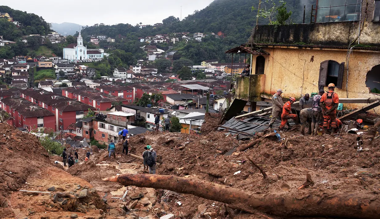 Petugas penyelamat mencari korban selamat setelah tanah longsor di Petropolis, Brasil, 16 Februari 2022. Banjir skala besar menghancurkan ratusan properti dan merenggut sebanyak 34 nyawa di daerah tersebut. (CARL DE SOUZA/AFP)