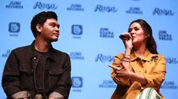 Lagu "Kembali" ditulis Raisa bersama penyanyi Mikha Angelo dari grup vokal The Overtunes. Sementara Marco Steffiano menjadi produser dari pembuatan lagu ini. Pembuatan lagu ini pun tidak lah lama dan sangat total digarap Raisa. (Deki Prayoga/Kapanlagi)