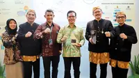 Bupati Bandung, Dadang Supriatna saat menerima penghargaan dari Australia dalam kegiatan Closing Program Hibah Air Minum Berbasis Kinerja (HAMBK), di Hotel Sheraton, Yogyakarta, Rabu (26/6/2024). (Dok. Pemkab Bandung).