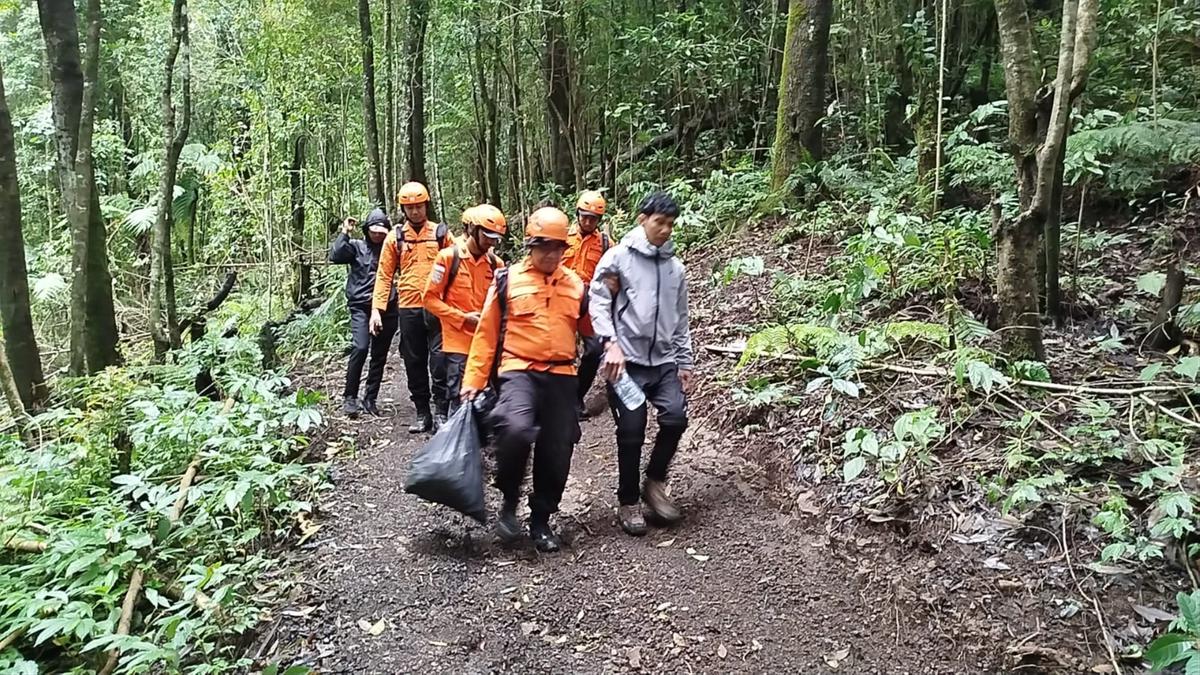 Pendaki 18 Tahun Diselamatkan Tim SAR di Gunung Agung