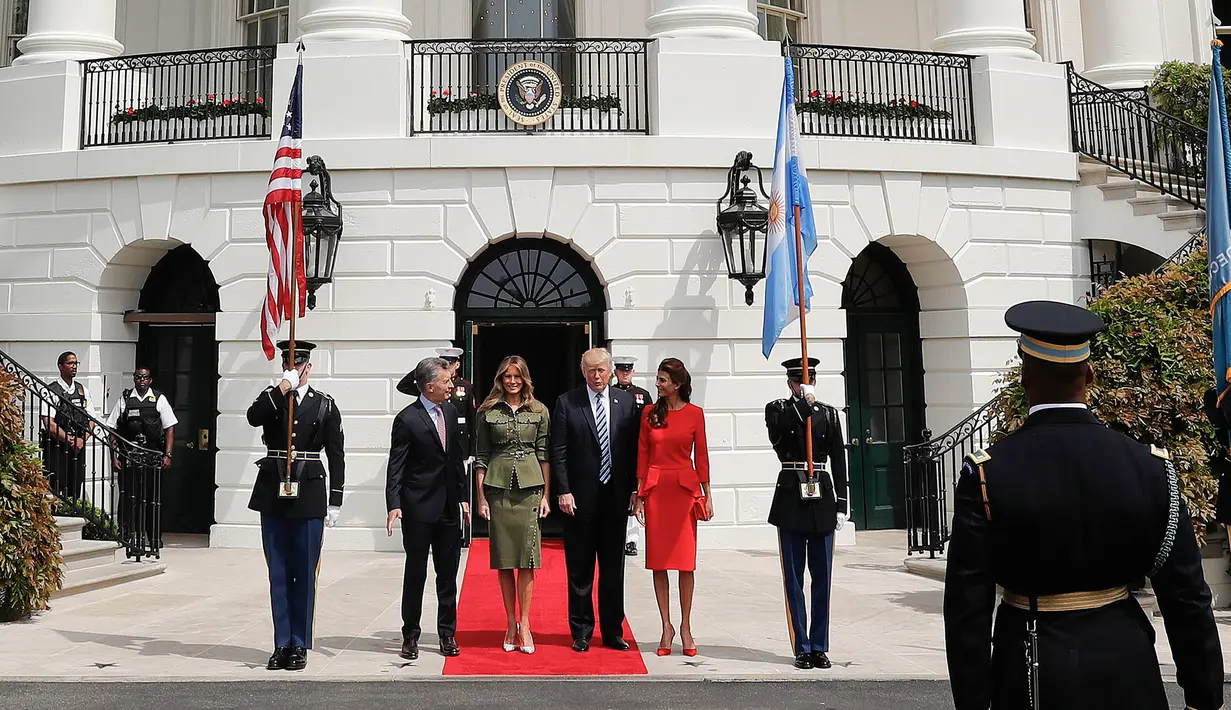 Presiden AS Donald Trump dan istrinya Melania Trump berpose bersama Presiden Argentina Mauricio Macri dan istrinya Juliana Awada di Gedung Putih, Washington, AS, (27/4). (AP Photo/Pablo Martinez Monsivais)