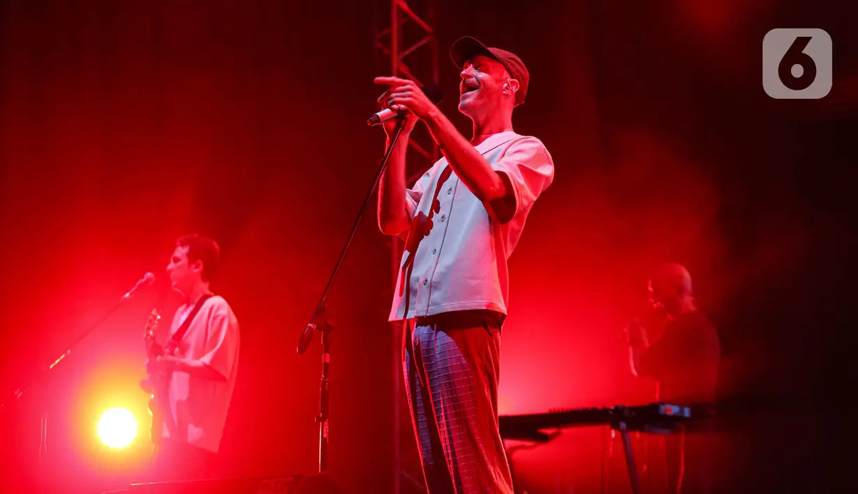 Band Indie asal London menggelar konser di Tennis Indoor Senayan, Jakarta, Sabtu (15/5/2024). (Liputan6.com/Angga Yuniar)