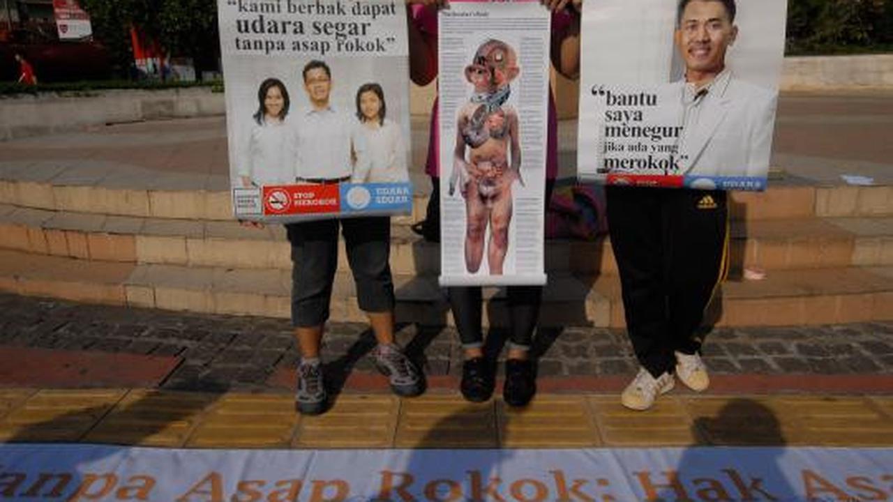 Aksi kampanye anti asap rokok di HI