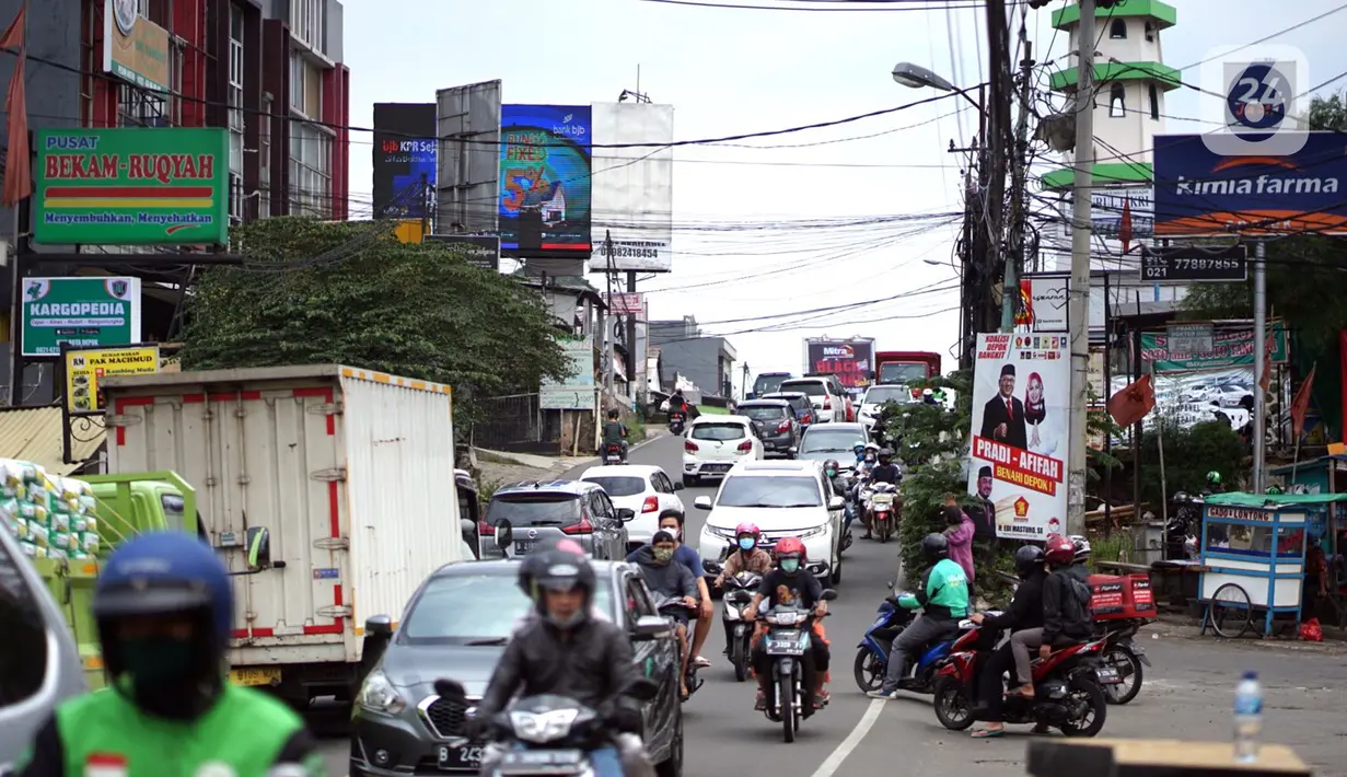 Kondisi lalu lintas di Jalan Raya Sawangan, Depok, Jawa Barat, Sabtu (28/11/2020). Pelaksanaan pembebasan lahan dan pembangunan jalan nasional tersebut akan dikerjakan Kementerian Pekerjaan Umum dan Perumahan Rakyat (PUPR). (Liputan6.com/Immanuel Antonius)