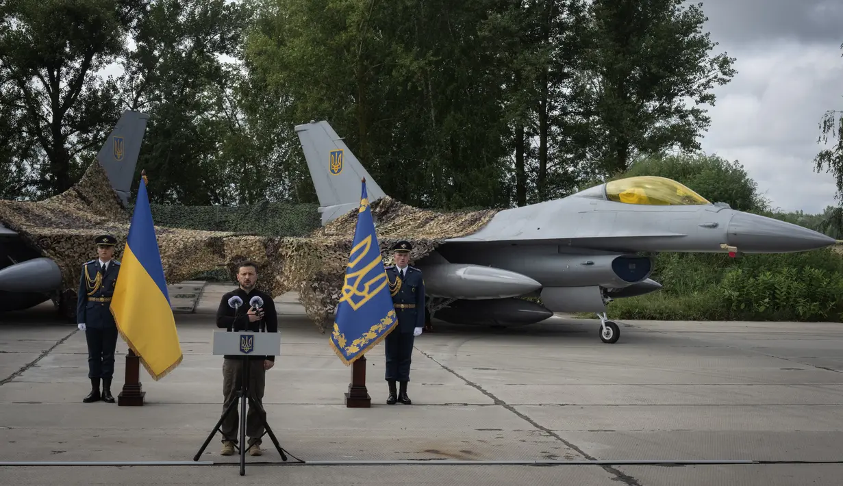 Presiden Ukraina Volodymyr Zelenskyy hari Minggu di lokasi rahasia memamerkan jet tempur F-16 baru yang tiba di Ukraina.  (AP Photo/Efrem Lukatsky)