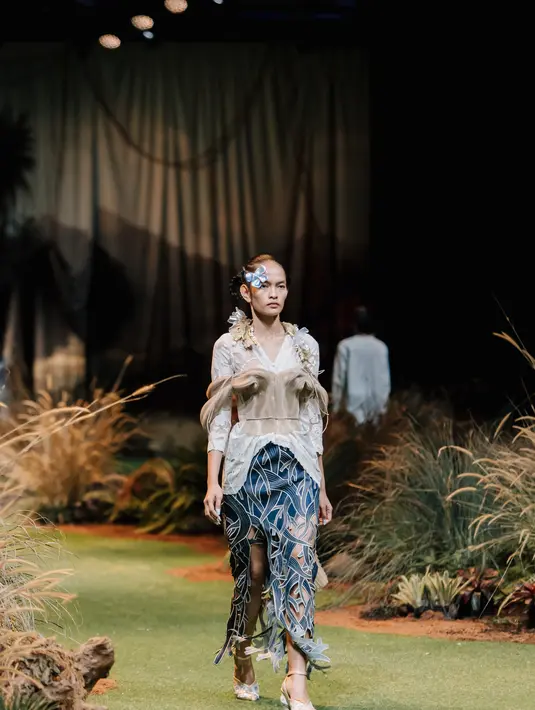 Selendang sebagai bagian dari pelengkap penampilan formal masa dulu, dikembangkan menjadi sangat menarik, sesuai dengan eksperimentasi fashion modern. Foto: Document/TOTON.