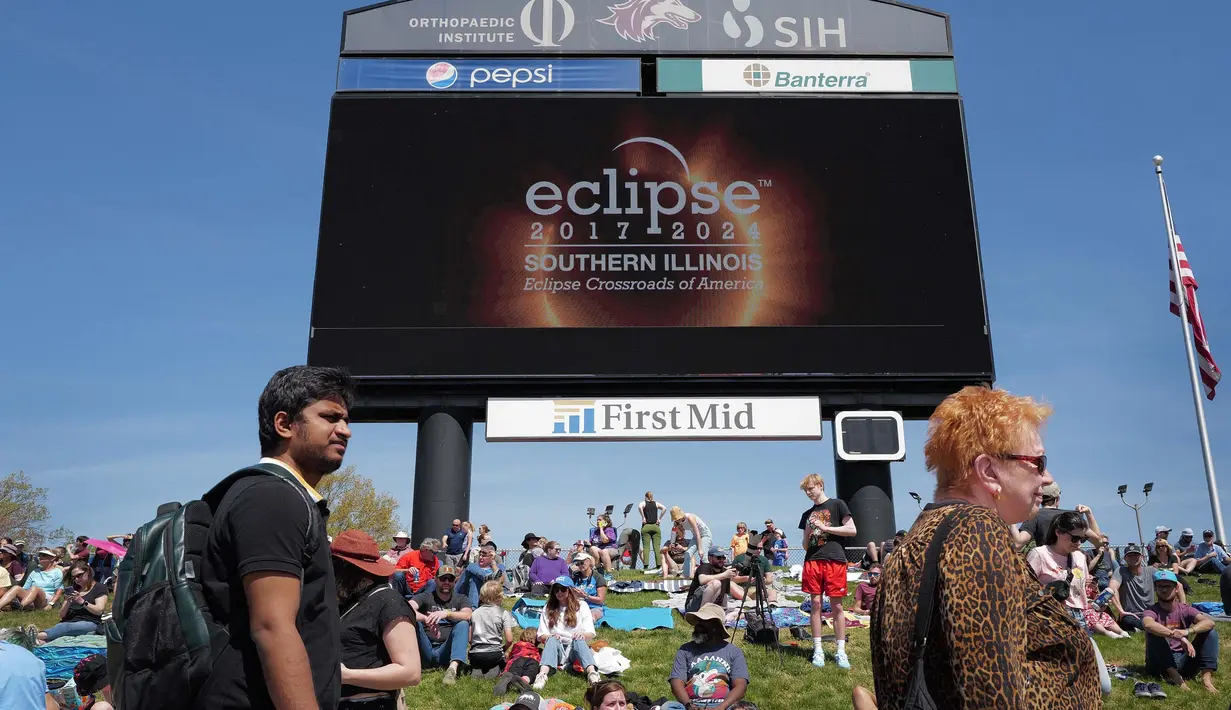 Kemudian menutupi seluruh permukaan Matahari yang seharusnya terlihat dari Bumi. (Scott Olson/Getty Images North America/Getty Images via AFP)